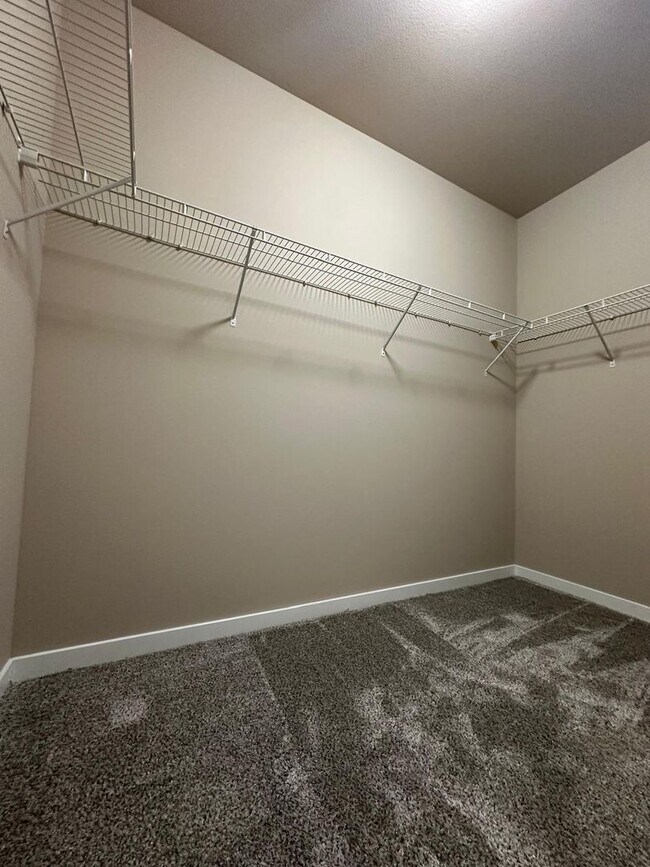 Building Photo - Listed For Rent