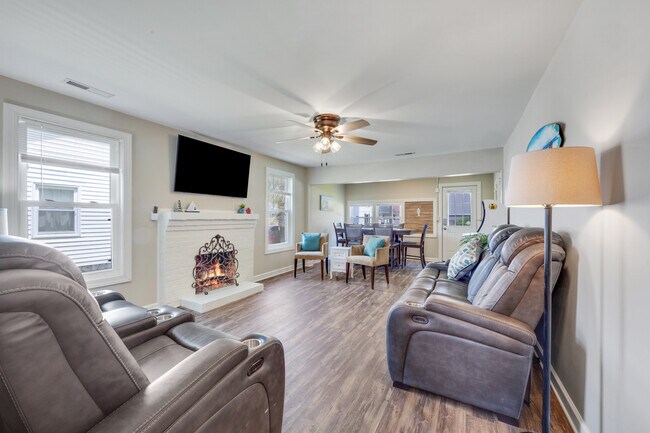 Cozy living room (no fires please; fireplace is non-operational) - 1618 Perrin Dr