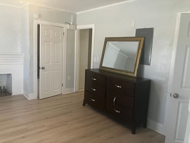 Building Photo - Cute one bedroom
