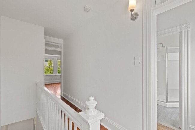 Building Photo - Spacious 1 Bedroom Apartment with Den - In Unit Laundry!