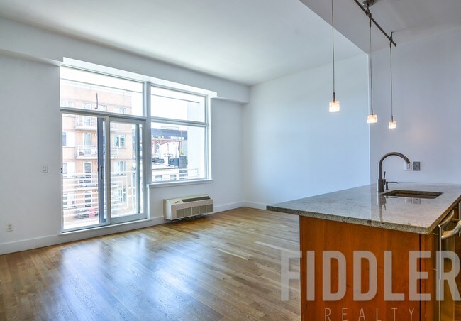 Building Photo - 156 Hope St
