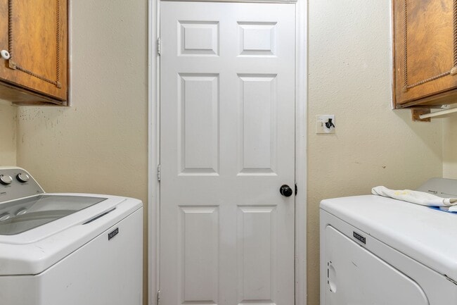 Building Photo - 1602 Spring Branch Dr