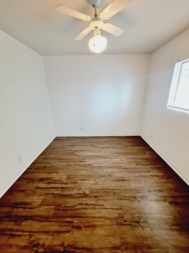 Building Photo - 3618 Lafayette Dr NE