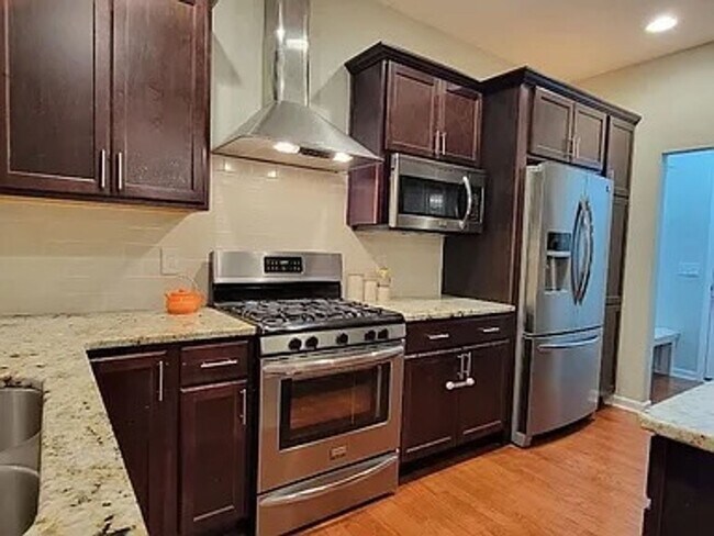 Building Photo - Executive Living at Its Finest — Okemos, MI