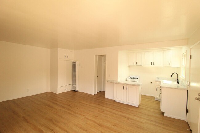 Building Photo - Midtown Ventura Studio with Great Amenities!