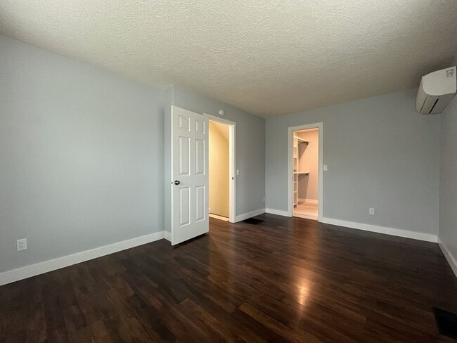 Building Photo - Stunning Lake Oswego Home with Outdoor Retreat, Vaulted Ceilings & Walk-In Closet