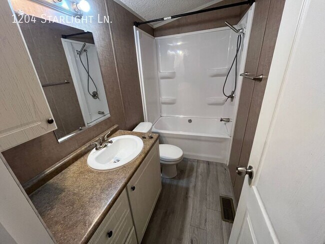 Building Photo - 1204 NW Starlight Cir