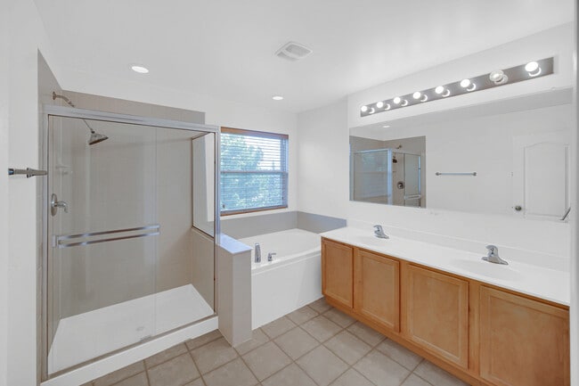 Building Photo - 1243 Waverly Dr