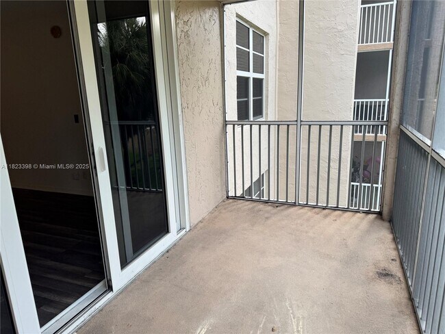 Building Photo - 250 Jacaranda Dr