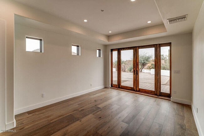 Building Photo - 301 E Jomax Rd