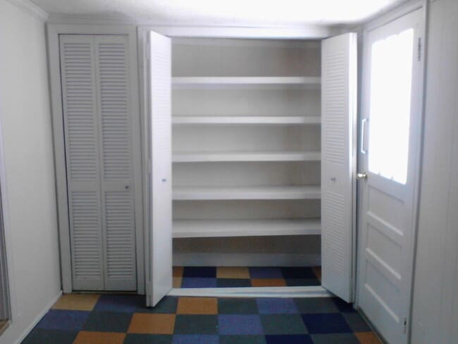 Building Photo - 205 N Cedar St