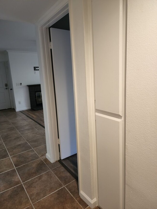 Building Photo - Eastlake Gem