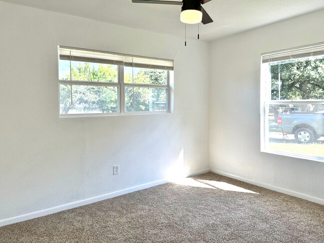Building Photo - 112 Oakwood Dr