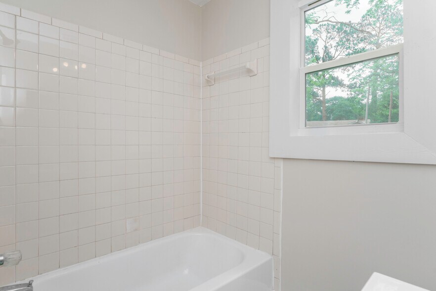 Building Photo - 3412 Southmont Dr