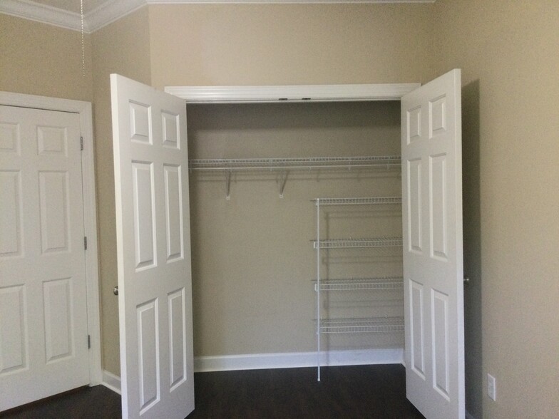 Building Photo - 8669 Hickory Creek Ln