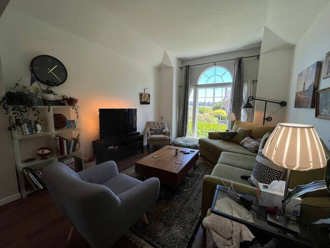 Building Photo - Beautiful 4Bd + 3Ba in Portland!! Offers Beautiful Outdoor Views and Great Gardening Backyards!!