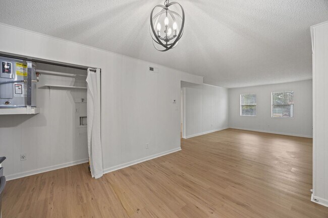 Building Photo - Welcome to Ravenwood Drive!