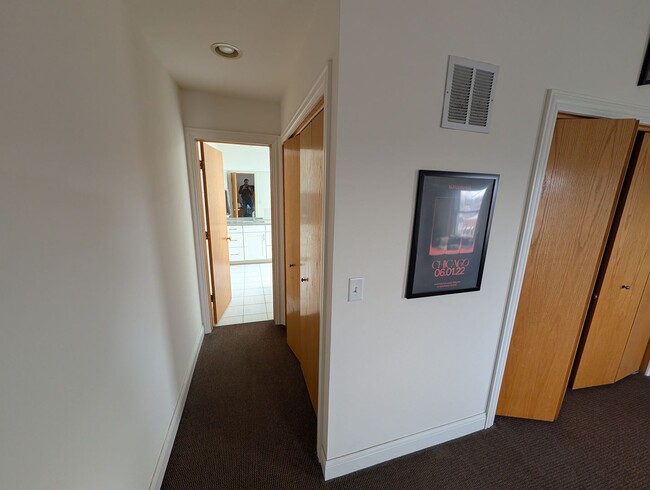 Building Photo - Rarely on the Market! Luxury 4-Bed/3-Bath Duplex in Lincoln Park