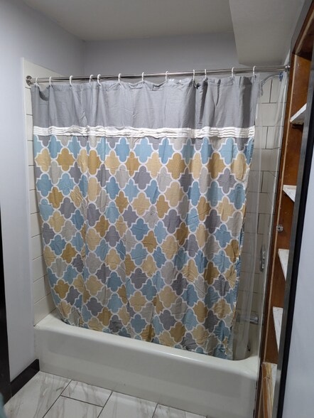 Building Photo - 500 Skyview Ave