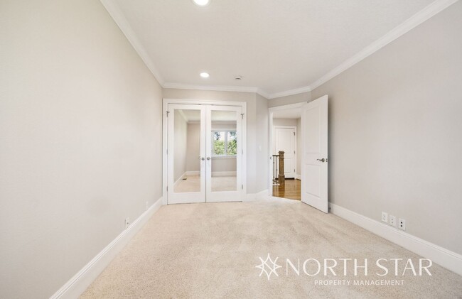 Building Photo - Stunning Lake Oswego Home with Space for E...