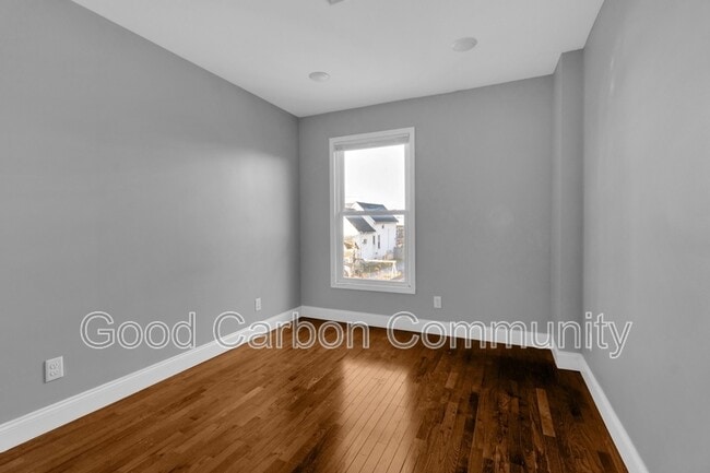 Building Photo - 84 Crane St