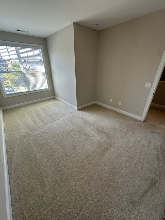 Building Photo - 4222 Vallonia Dr