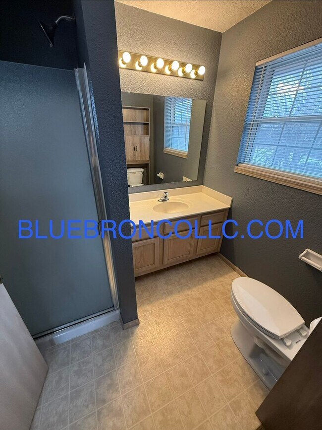 Building Photo - Beautiful unit in a quiet cul-de-sac