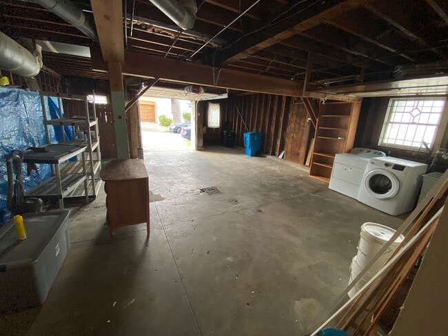 Building Photo - Epic REA - Spacious Light-filled Corner House 4BD/ 2BA