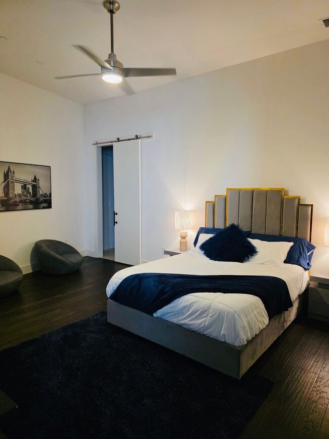 Building Photo - Modern 1 Bedroom in The Cedars