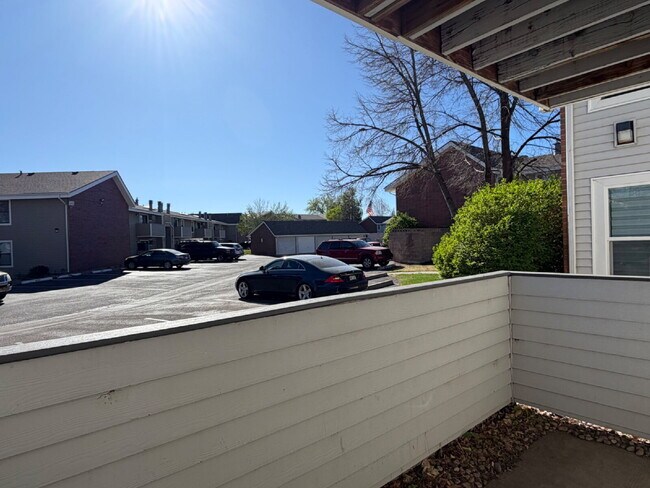 Building Photo - Ground Level 1 Bedroom/1 Bathroom Condo Located In Gated Oak Park Community! (Available Immediately)