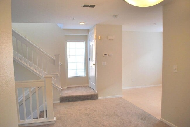 Building Photo - Bright & Modern Townhouse in Beautiful Danville! Close to Blackhawk Plaza!