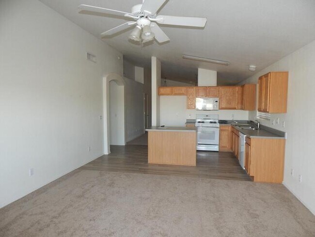 Building Photo - HOUSE FOR RENT