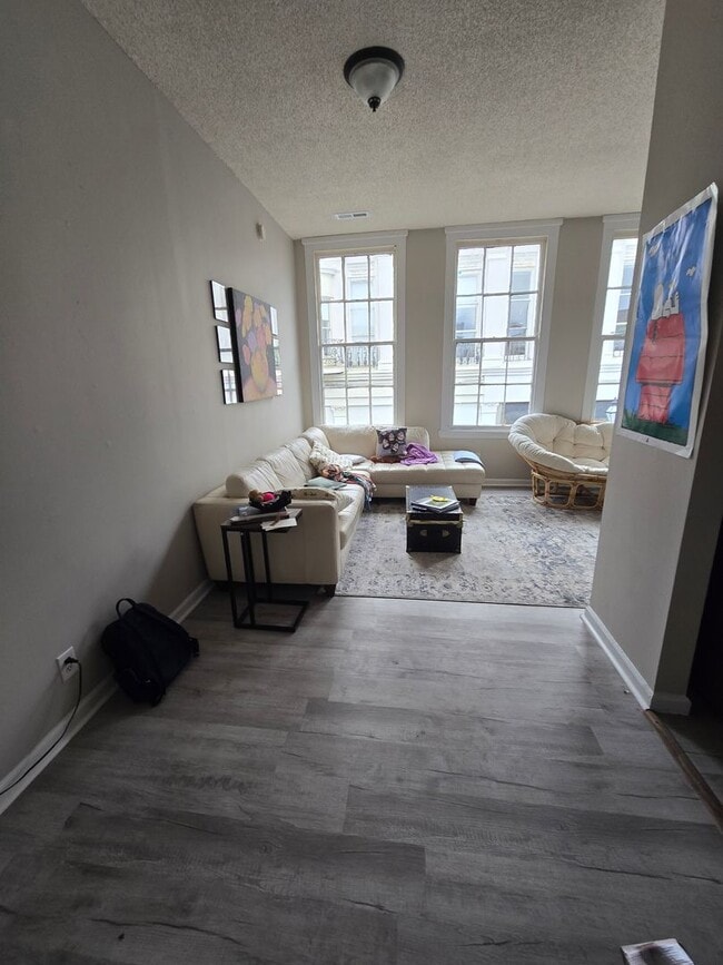 Building Photo - 322K