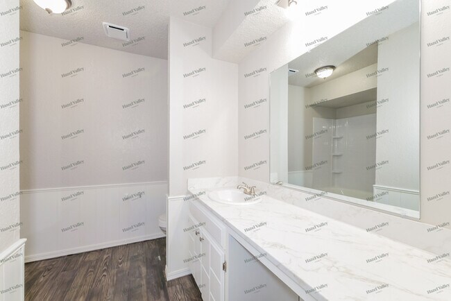 Building Photo - 950 Twisted Oak Dr