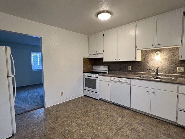 Building Photo - Charming Duplex Near Downtown Santa Rosa!