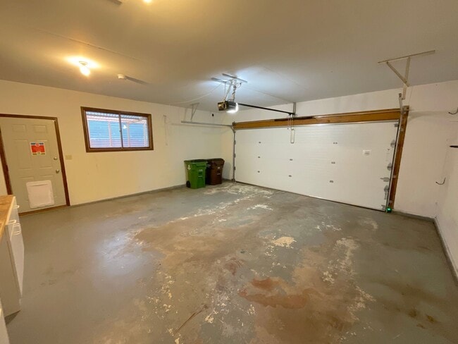Building Photo - 4 Bedroom Home Available Near S Academy Bl...