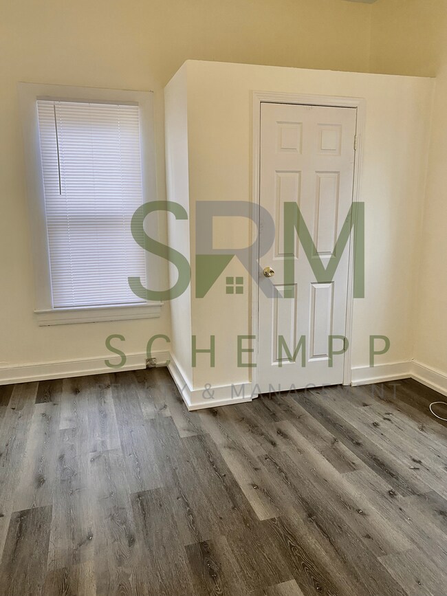 Building Photo - Updated Three Bedroom in West Louisville-Section 8 Accepted