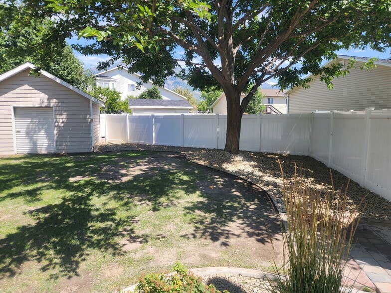 Building Photo - 976 N 40 W