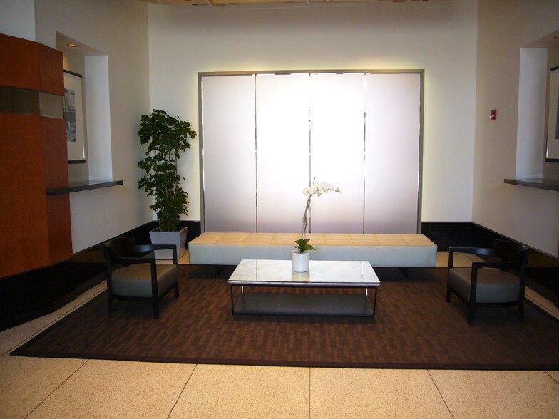 Building Photo - 512 N McClurg Ct