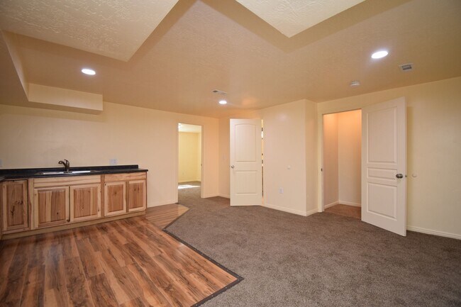 Building Photo - Modern 4 bed Home in Prime West Valley Location!!