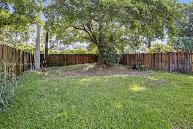 Building Photo - 581 Lakeside Cir