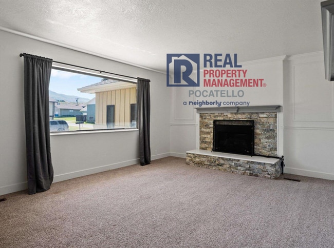 Building Photo - 5 Bedroom Home - University Area - Must See - Pet (dog) Negotiable