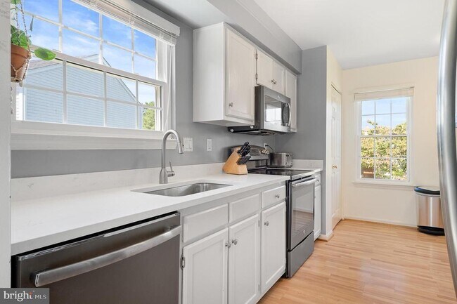 Building Photo - 1615 Spottsworth Way