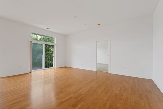 Building Photo - Gorgeous Downtown Durham 2bd/2ba Condo Ava...