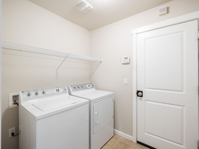 Building Photo - Charming River District Rancher | Double Vanity Suite | Walk to Orchard Park