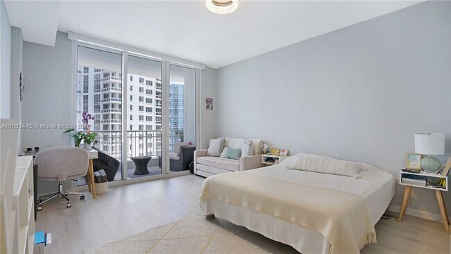 Building Photo - 801 Brickell Key Blvd