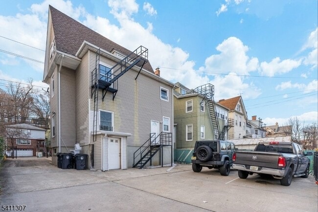 Building Photo - 467-469 Summer Avenue Unit 2