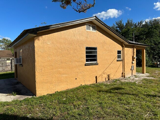 Building Photo - 517 Poinsettia Rd