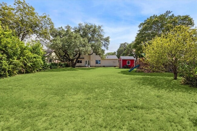 Building Photo - 1402 Doonesbury Dr