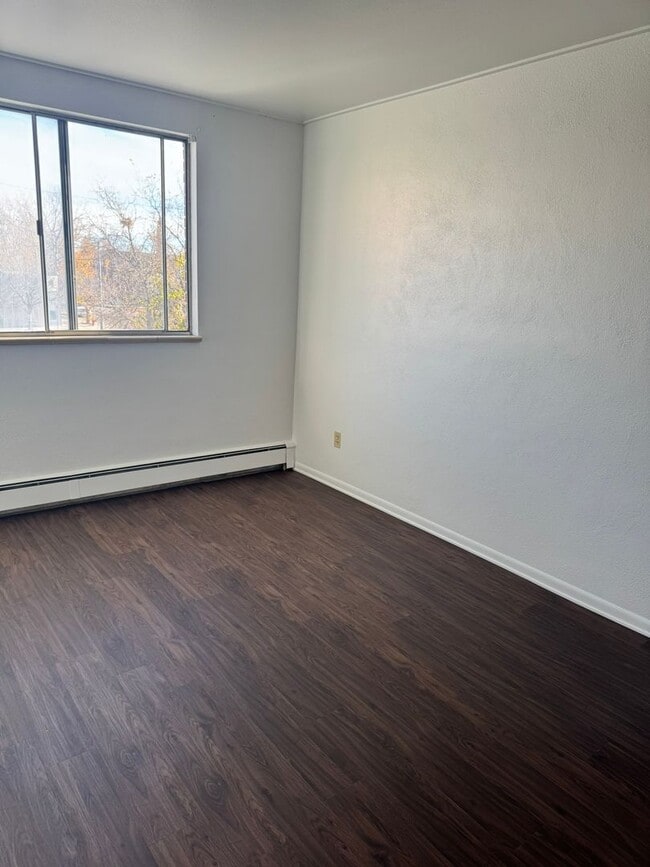 Building Photo - 306 E 18th St